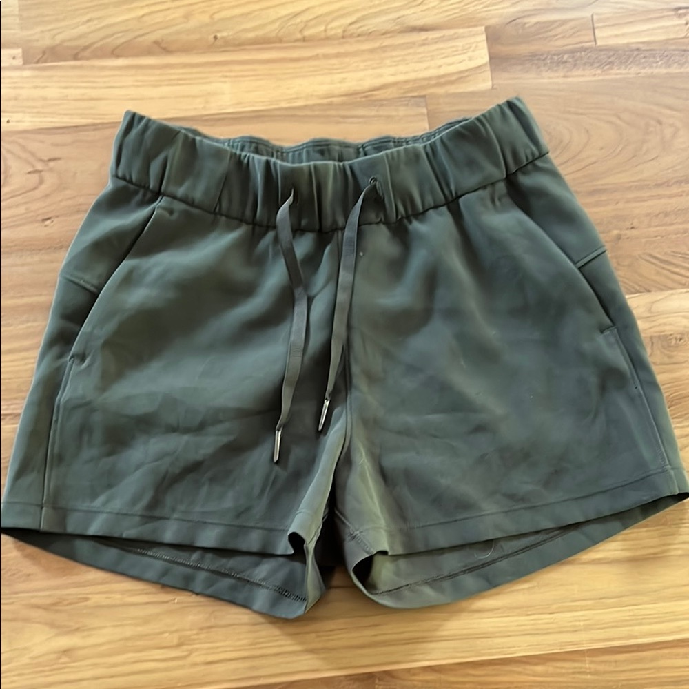 Lululemon Athletica On The Fly Green Shorts Sz 2 EUC